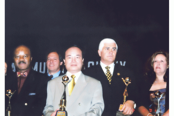 GS, TS Nguyễn Xuân Cương lãnh cúp World Leader of Cosmetic Surgery cùng các GS giải phẫu hàng đầu