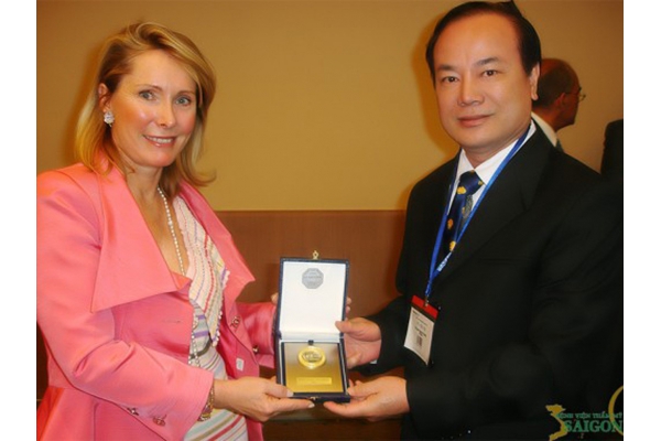 BS Beatrice (Chủ tịch hội PTTM Pháp) trao kỷ niệm chương hội viên danh dự - hội PTTM Pháp cho BS Ngu